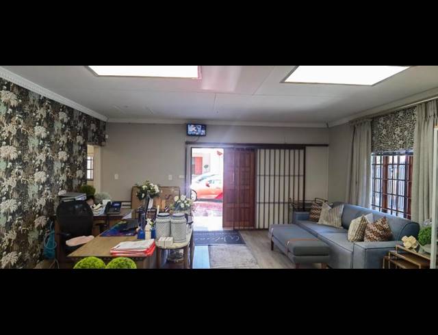 BUSINESS PROPERTY TO RENT IN LYNNWOOD